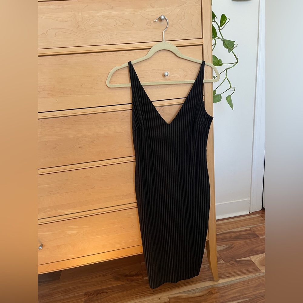 Black v neck mid length bodycon dress size small
